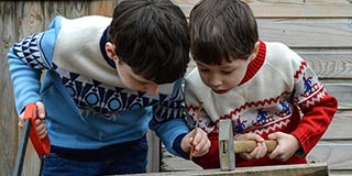 Zwei Knaben beim Handwerken