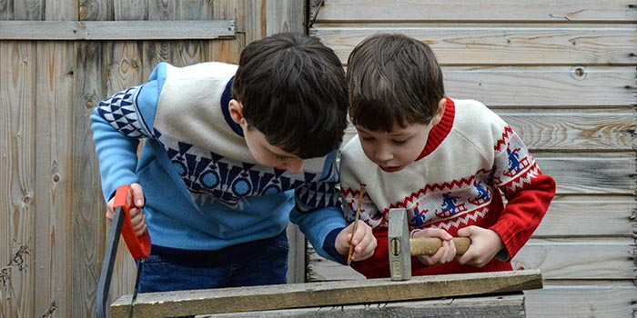 Zwei Knaben beim Handwerken