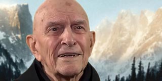 Mädchen im Karatekleid konzentriert sich vor reißendem Fluss