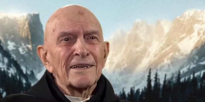 Thomas Keating in den Bergen Colorados