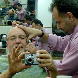 Otto Höschle beim Barbier in Ostjerusalem