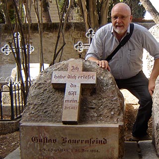 Otto Höschle am Grab von Gustav Bauernfeind